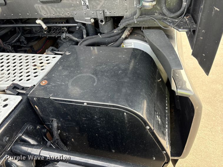 image for item YA1858 2018 Kenworth T680 semi truck