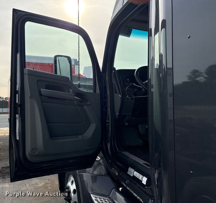 image for item YA1858 2018 Kenworth T680 semi truck