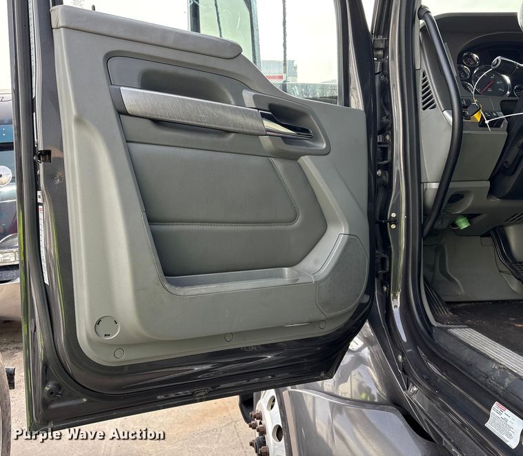 image for item YA1858 2018 Kenworth T680 semi truck