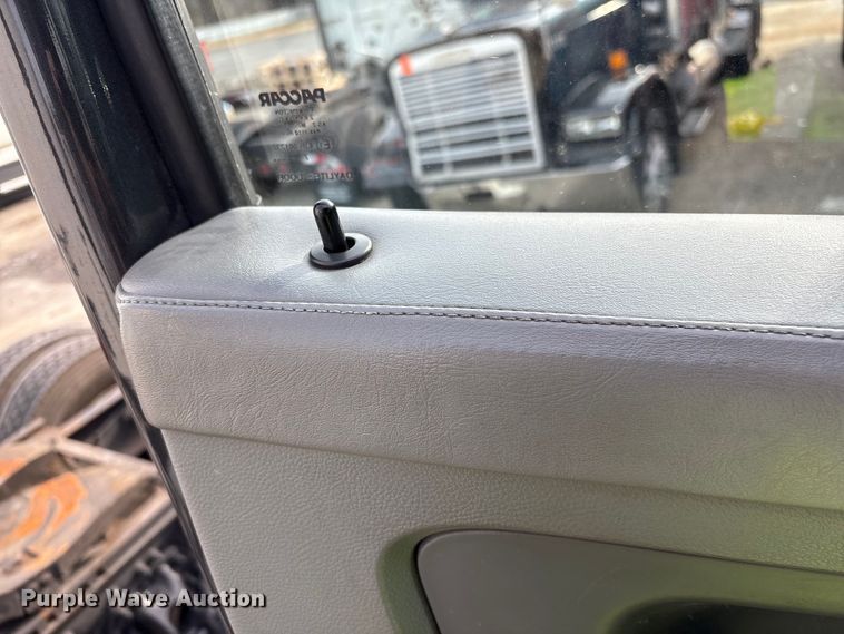 image for item YA1858 2018 Kenworth T680 semi truck