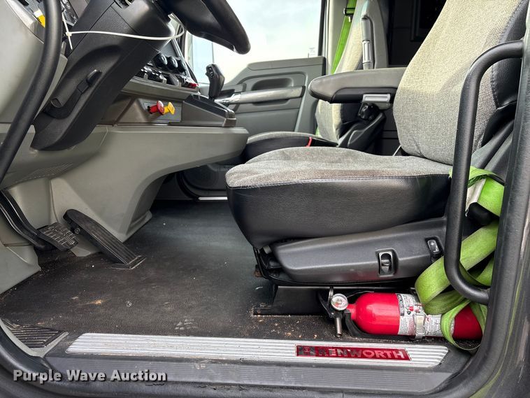 image for item YA1858 2018 Kenworth T680 semi truck