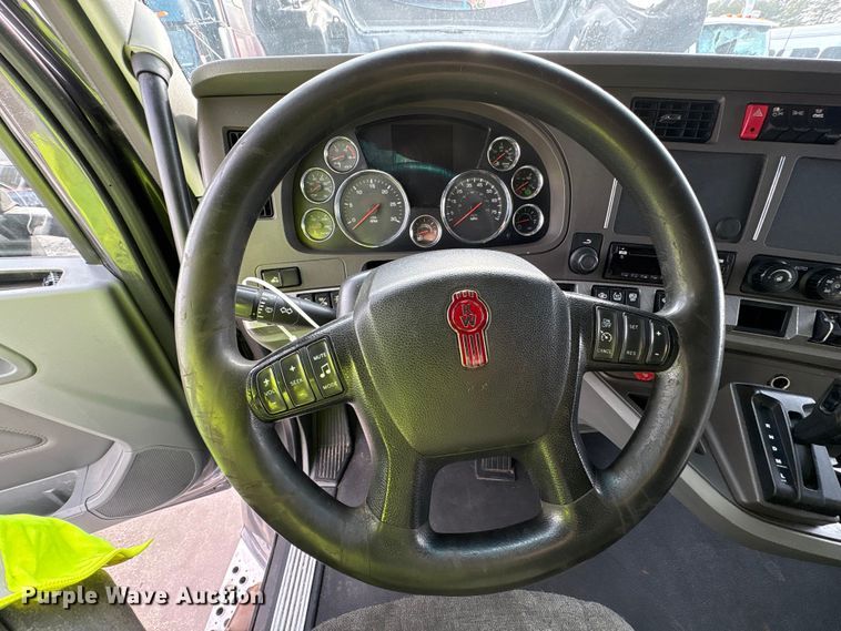 image for item YA1858 2018 Kenworth T680 semi truck