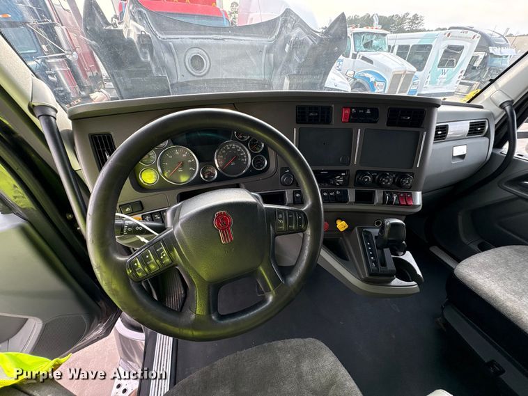 image for item YA1858 2018 Kenworth T680 semi truck