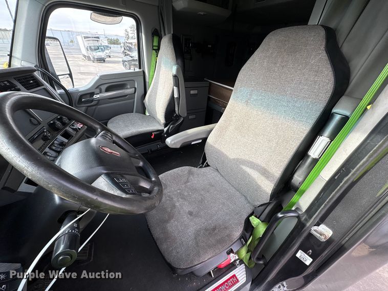 image for item YA1858 2018 Kenworth T680 semi truck