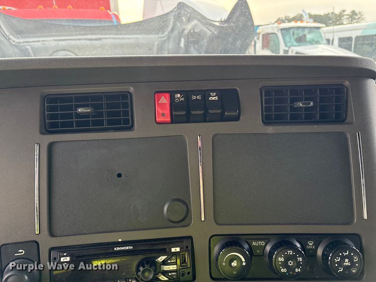 image for item YA1858 2018 Kenworth T680 semi truck