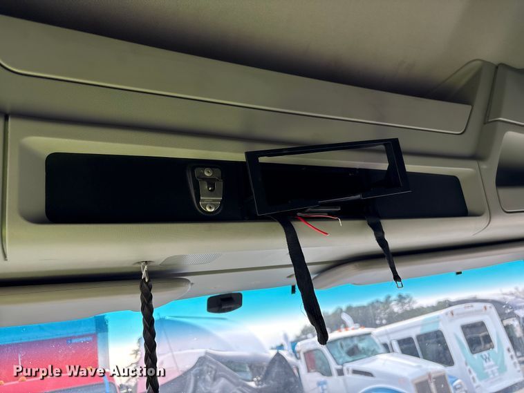 image for item YA1858 2018 Kenworth T680 semi truck