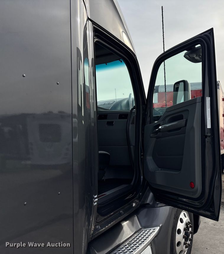 image for item YA1858 2018 Kenworth T680 semi truck