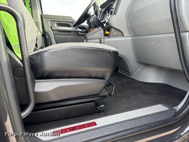 image for item YA1858 2018 Kenworth T680 semi truck