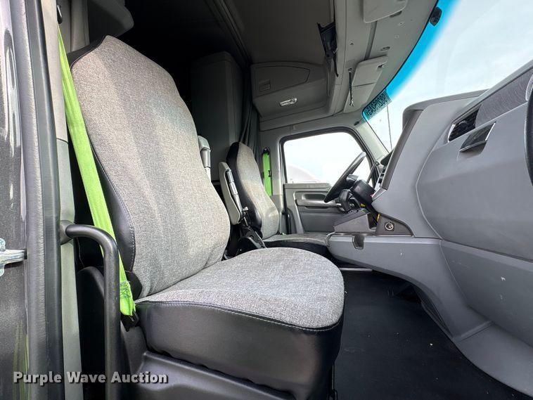 image for item YA1858 2018 Kenworth T680 semi truck