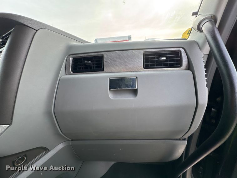 image for item YA1858 2018 Kenworth T680 semi truck