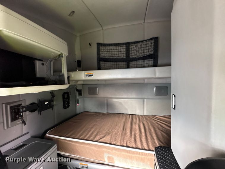 image for item YA1858 2018 Kenworth T680 semi truck