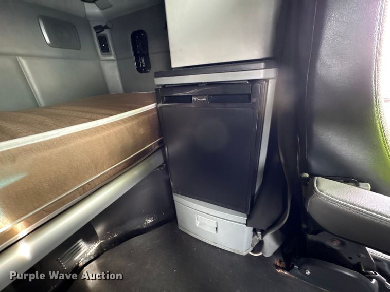 image for item YA1858 2018 Kenworth T680 semi truck