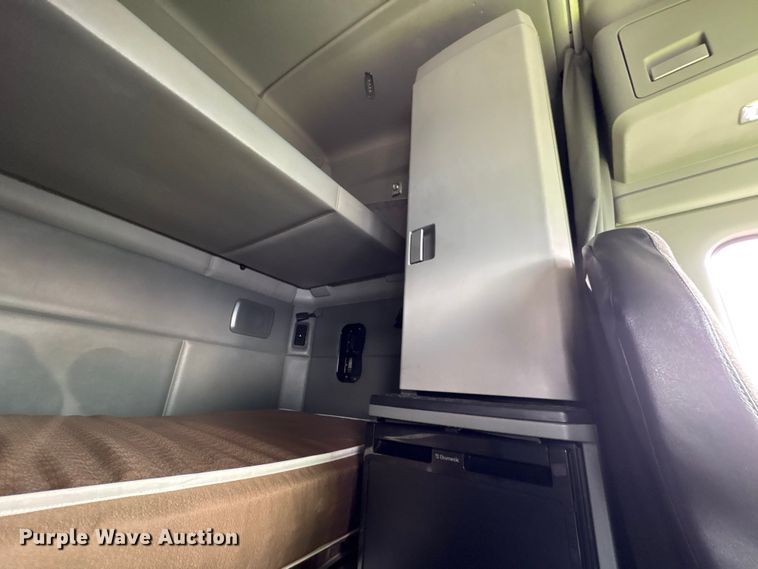 image for item YA1858 2018 Kenworth T680 semi truck