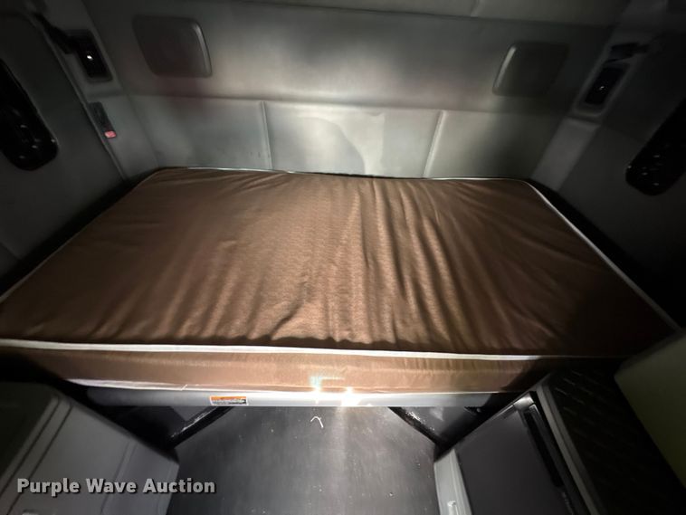 image for item YA1858 2018 Kenworth T680 semi truck