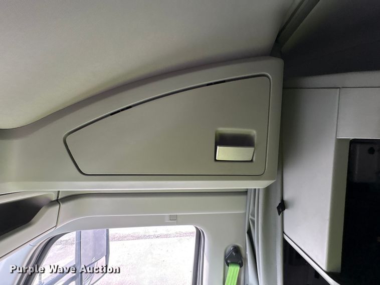 image for item YA1858 2018 Kenworth T680 semi truck