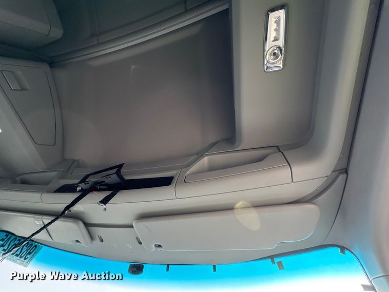 image for item YA1858 2018 Kenworth T680 semi truck