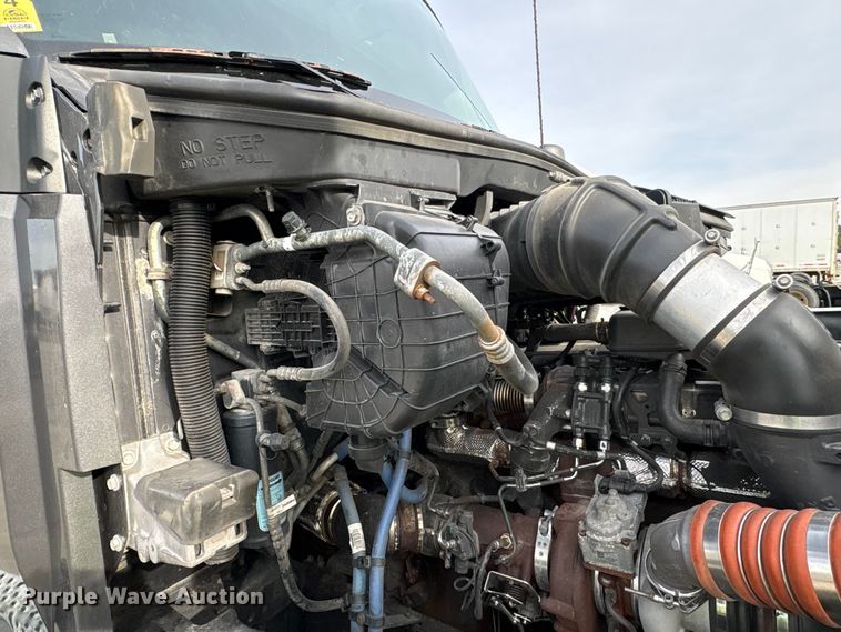 image for item YA1858 2018 Kenworth T680 semi truck