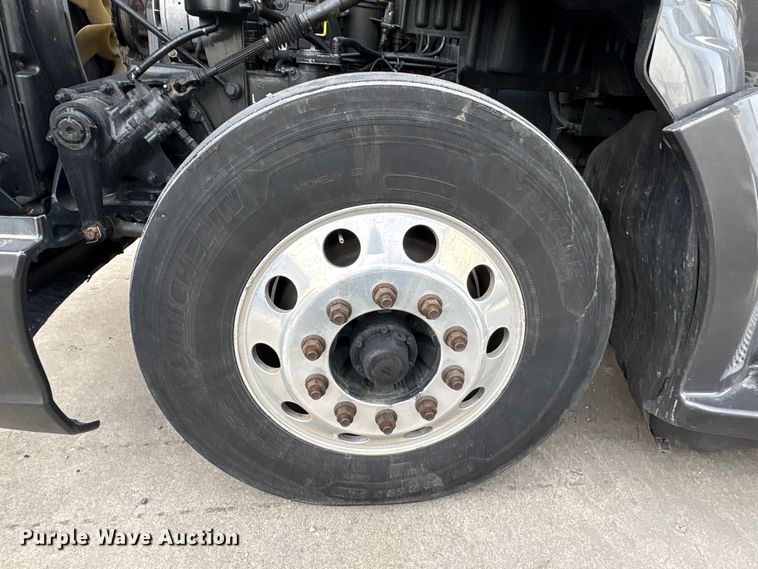 image for item YA1858 2018 Kenworth T680 semi truck