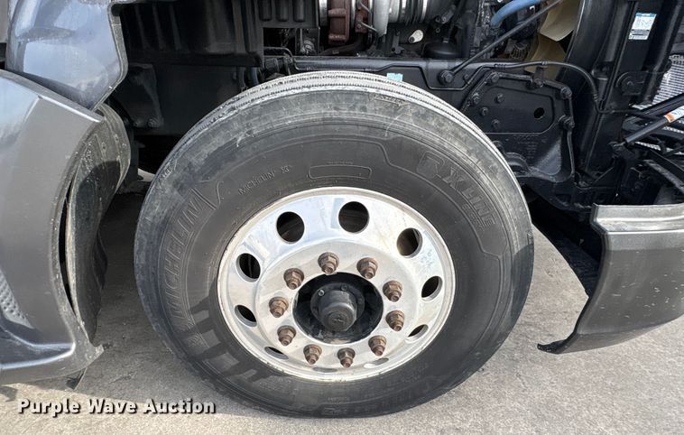 image for item YA1858 2018 Kenworth T680 semi truck