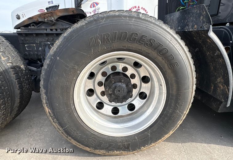 image for item YA1858 2018 Kenworth T680 semi truck