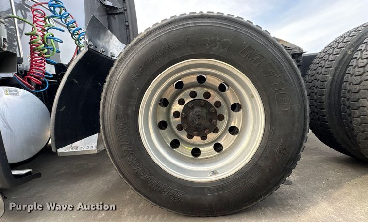 image for item YA1858 2018 Kenworth T680 semi truck