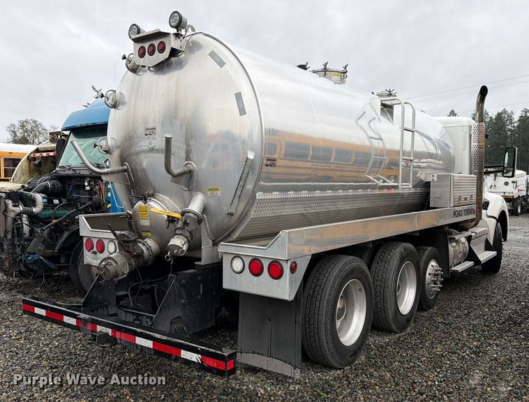 image for item YA1938 2020 Kenworth T880  vacuum truck