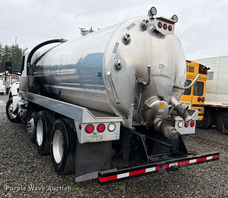 image for item YA1938 2020 Kenworth T880  vacuum truck
