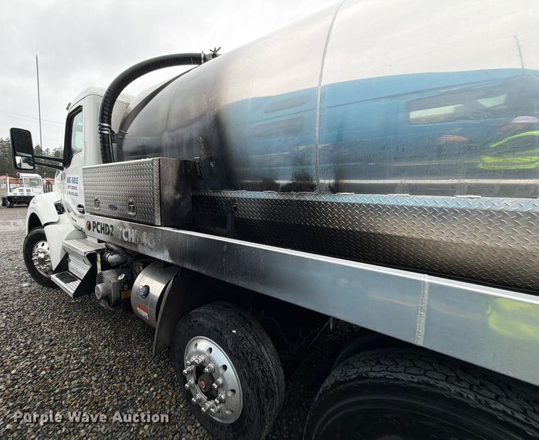 image for item YA1938 2020 Kenworth T880  vacuum truck