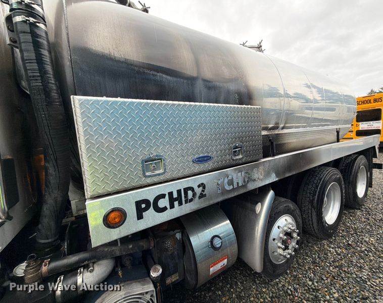 image for item YA1938 2020 Kenworth T880  vacuum truck