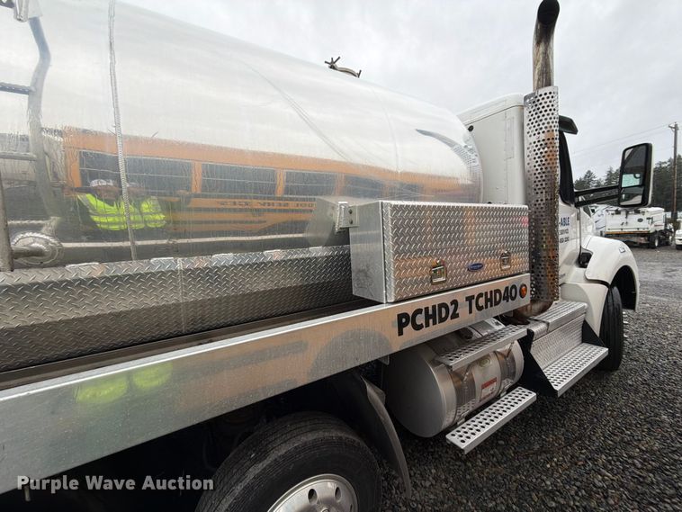 image for item YA1938 2020 Kenworth T880  vacuum truck