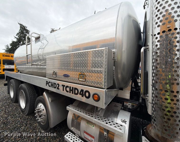 image for item YA1938 2020 Kenworth T880  vacuum truck