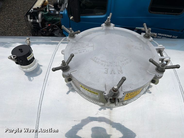 image for item YA1938 2020 Kenworth T880  vacuum truck