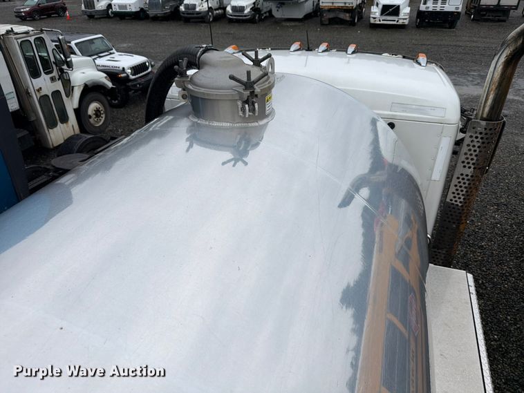 image for item YA1938 2020 Kenworth T880  vacuum truck