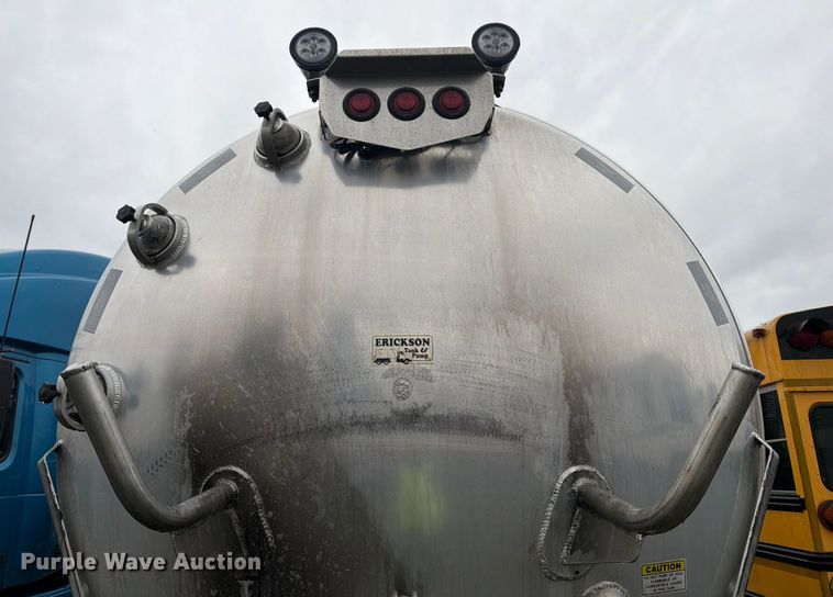 image for item YA1938 2020 Kenworth T880  vacuum truck