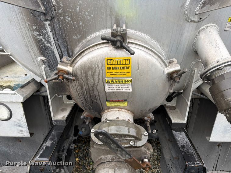 image for item YA1938 2020 Kenworth T880  vacuum truck