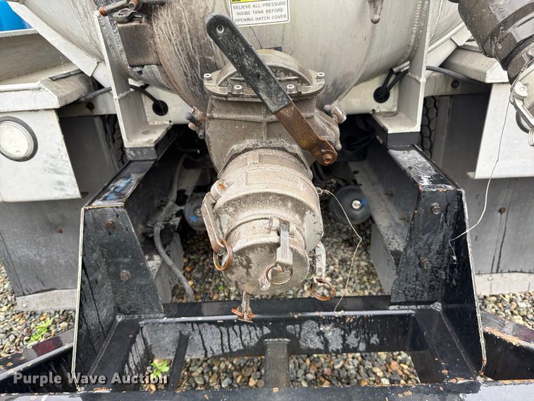 image for item YA1938 2020 Kenworth T880  vacuum truck