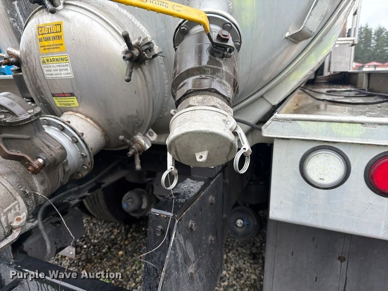 image for item YA1938 2020 Kenworth T880  vacuum truck