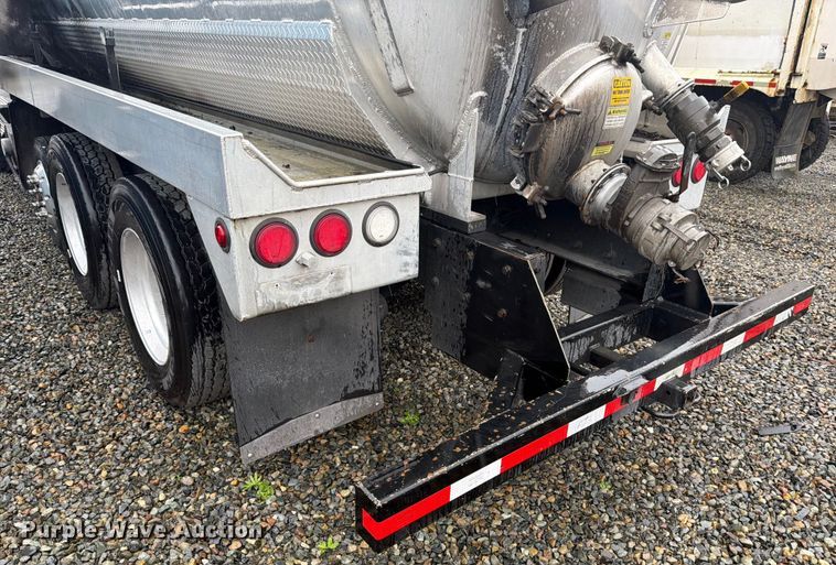 image for item YA1938 2020 Kenworth T880  vacuum truck