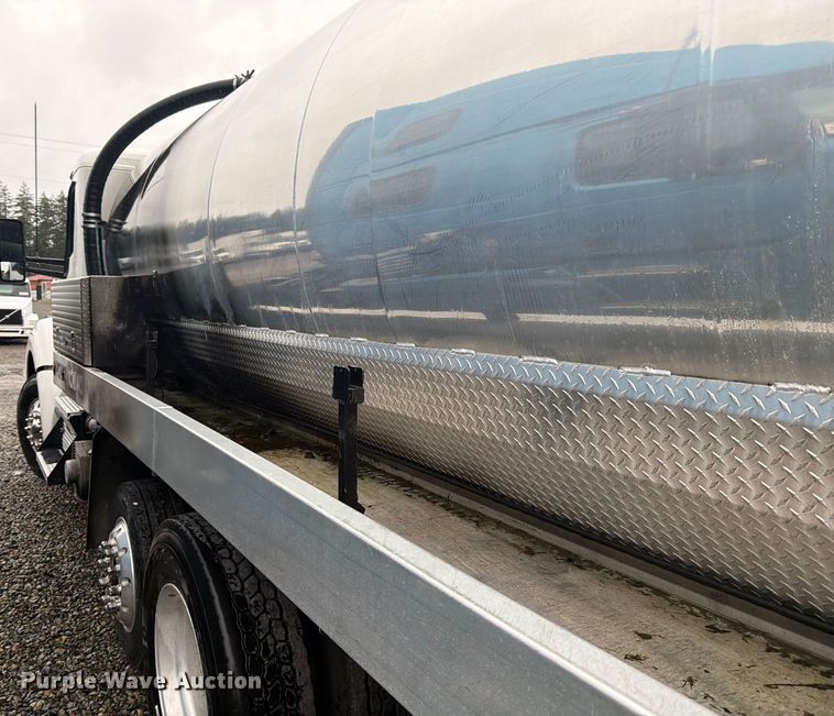 image for item YA1938 2020 Kenworth T880  vacuum truck