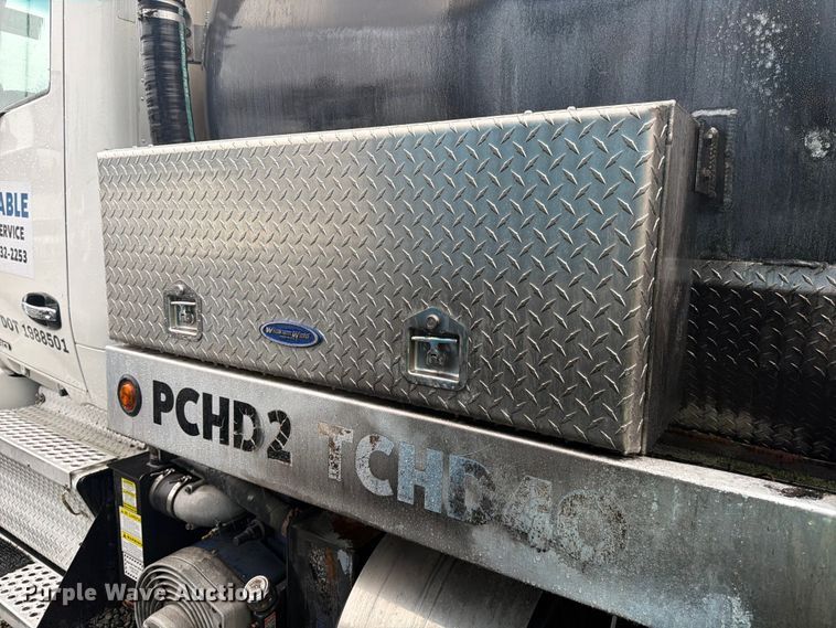 image for item YA1938 2020 Kenworth T880  vacuum truck