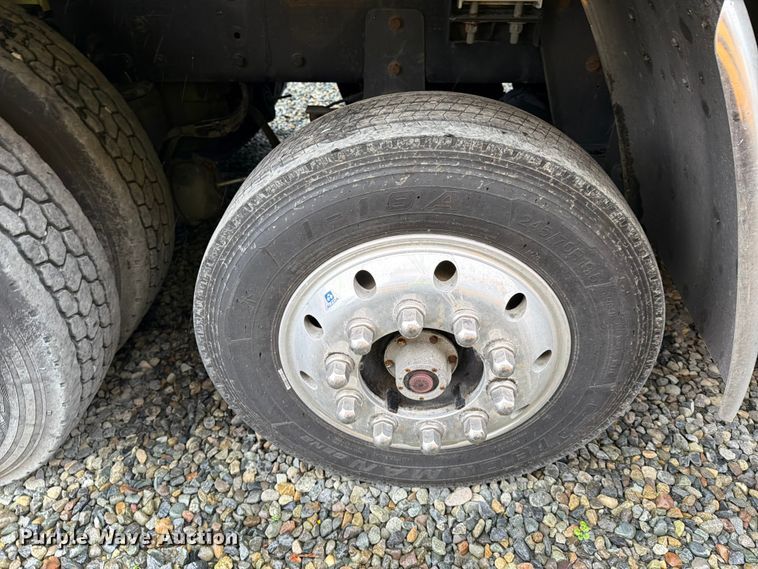 image for item YA1938 2020 Kenworth T880  vacuum truck