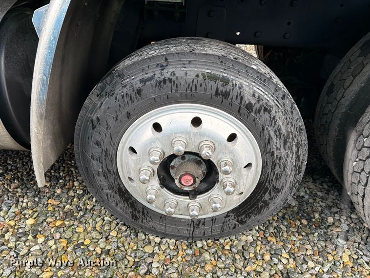 image for item YA1938 2020 Kenworth T880  vacuum truck