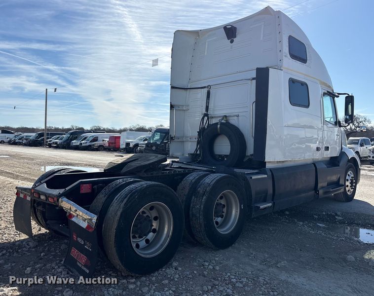 image for item YA1955 2022 Volvo VNL semi truck