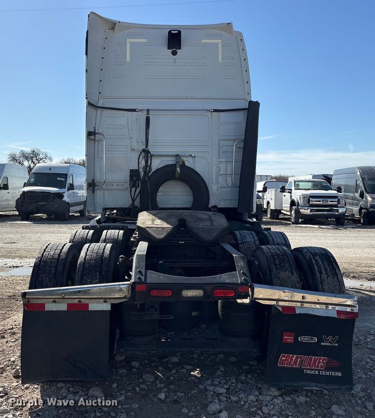 image for item YA1955 2022 Volvo VNL semi truck