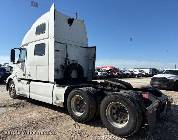 image for item YA1955 2022 Volvo VNL semi truck