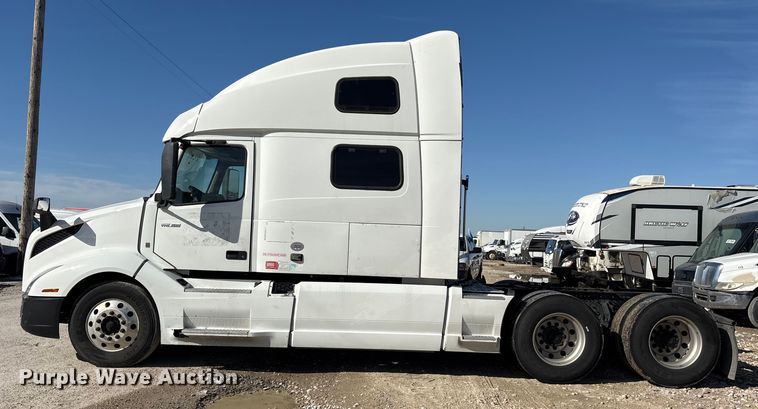 image for item YA1955 2022 Volvo VNL semi truck
