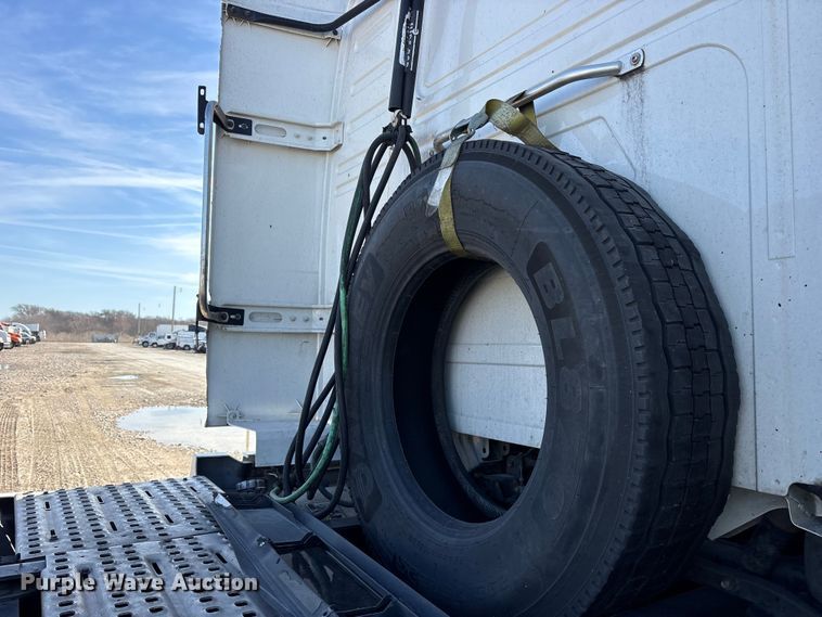 image for item YA1955 2022 Volvo VNL semi truck