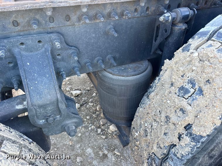 image for item YA1955 2022 Volvo VNL semi truck