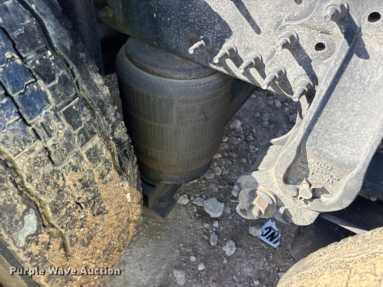 image for item YA1955 2022 Volvo VNL semi truck