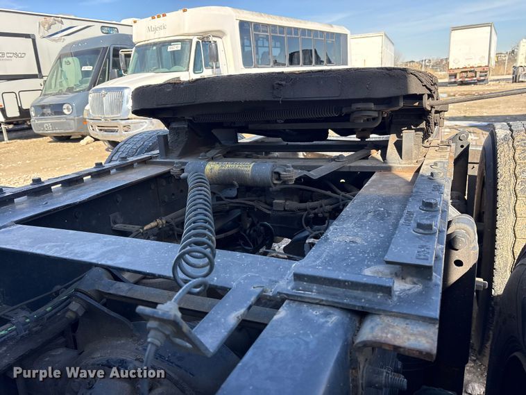 image for item YA1955 2022 Volvo VNL semi truck